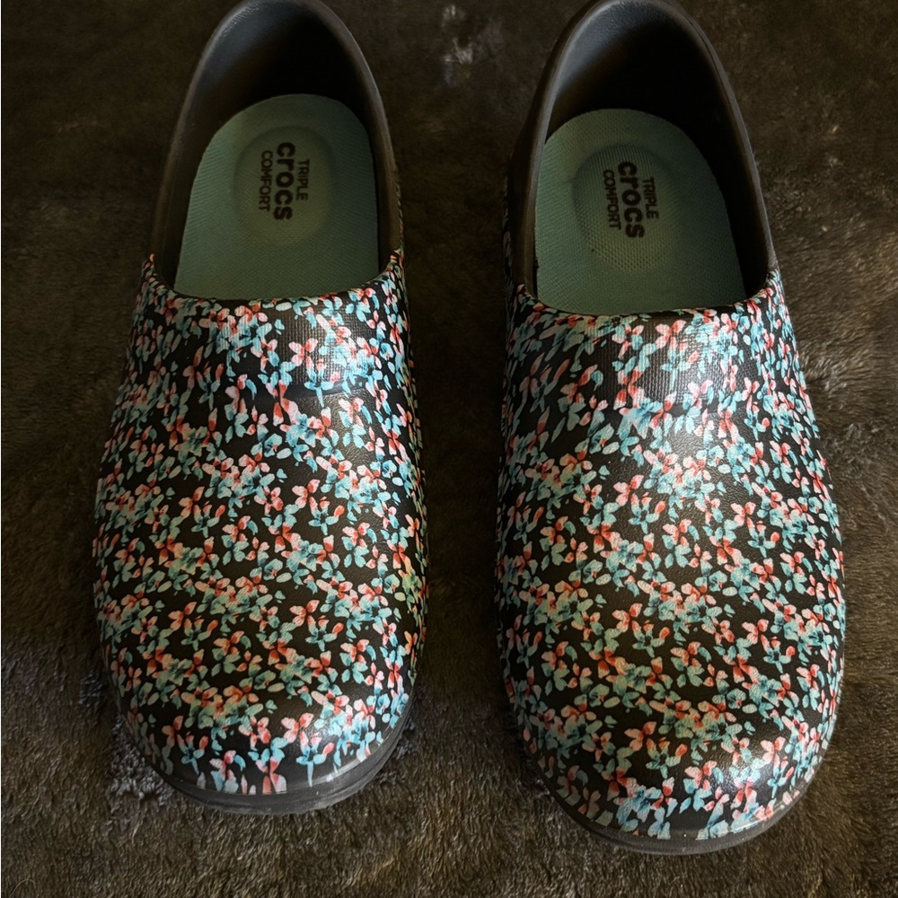 CROCS Neria Size 6